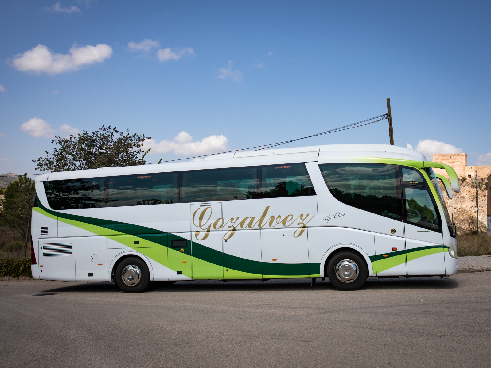 autobús blanco y verde vista lateral